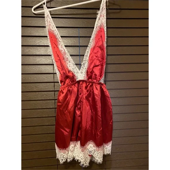 Shein Plus Floral Lace Cutout Satin Teddy
Bodysuit
Size: 1XL - Picture 3 of 5